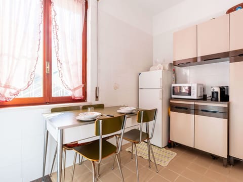 Daytime, Property, Sky, Building, Window, Shade, Comfort, Picture Frame, Interior Design, Wood