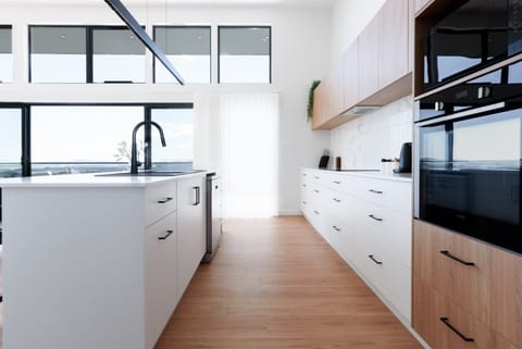 The kitchen is spacious and fitted with modern appliances, making it a place you’ll never want to leave. The carefully placed furniture complements the space, creating a warm and inviting atmosphere perfect for cooking and entertaining.