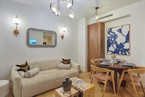 salon avec television et table pour diner
