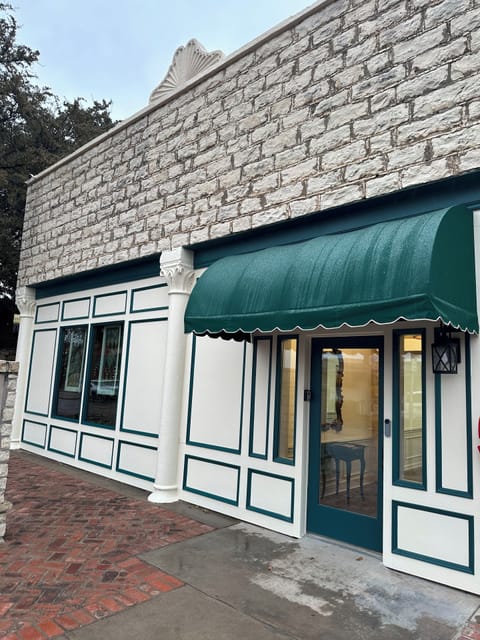 Steps to downtown and restaurants and shopping
