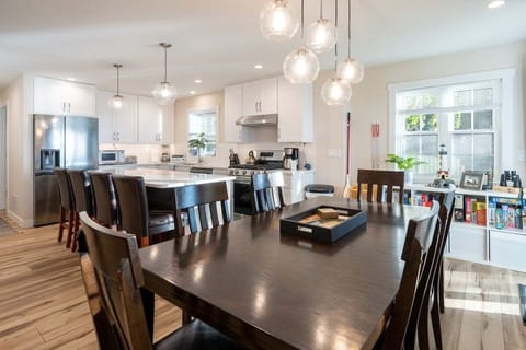 Dinning Table with Seating for 6