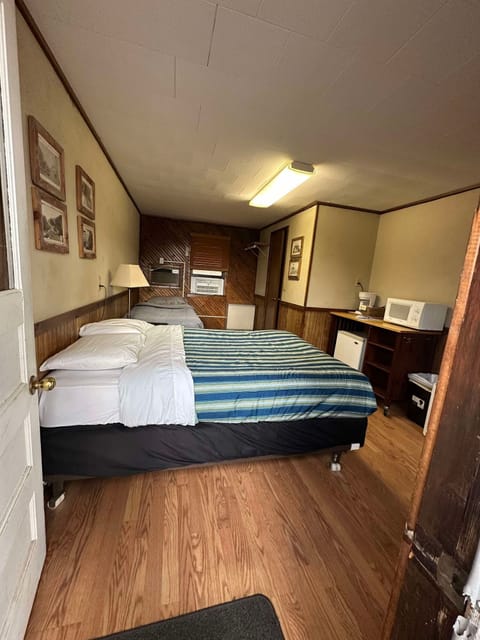 Picture 2 of the room