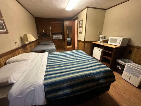 1 Full size bed 1 twin bed