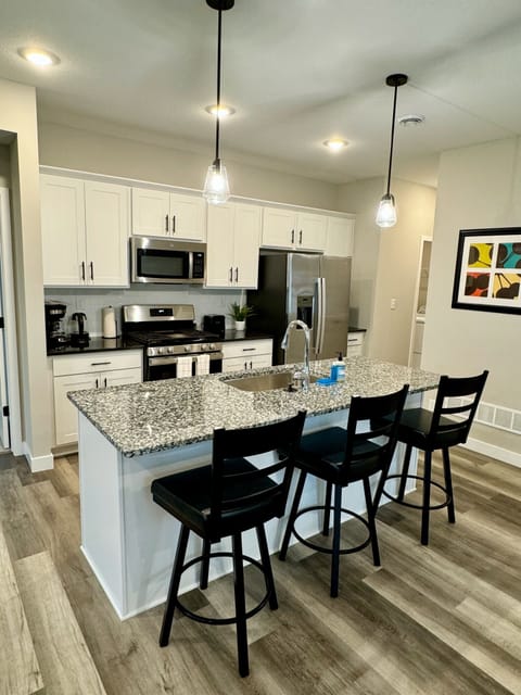 Fully equipped kitchen with stainless steal appliances (2)