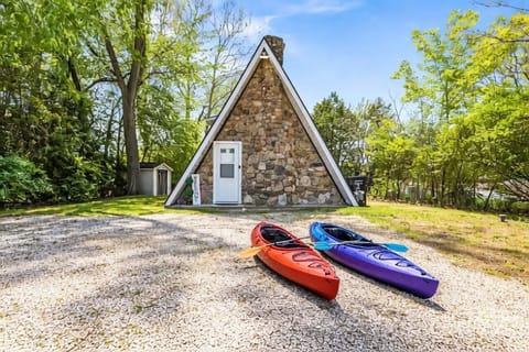 Romantic A-frame cottage w/kayaks & pier
