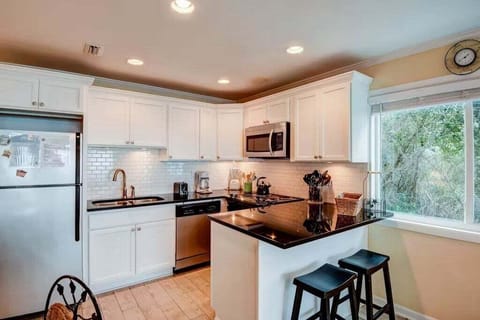 Full kitchen with breakfast bar and all cooking essentials
