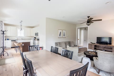 Dining for 6 with a mountain view