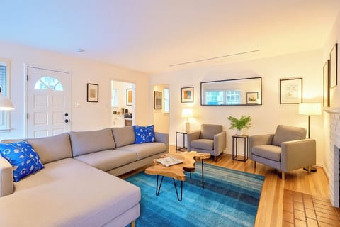 HOLLYWOOD HILLS OASIS+TREE-TOP VIEWS+DECK+GARDEN+GARAGE: 4 BEDS/3BATHS/SLEEPS 10