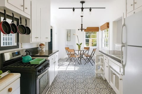 NEWLY REMODELED SUN-SOAKED KITCHEN+TREE-TOP VIEWS+5 MINS HOLLYWOOD+15: UNIVERSAL