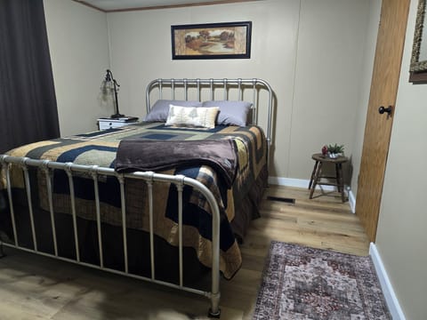 Queen bedding with luxurious linens & pillows