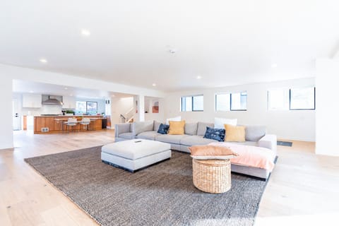 Bellevue Oasis with 6 BR Haven & Pool! House in Redmond