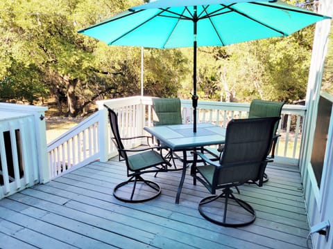 Enjoy the back deck after a day out on the lake!