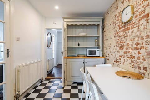 b8e57519-5665-4fda-a3d1-1dd7a311fecb