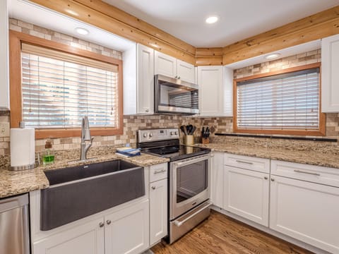 With top-of-the-line appliances and everything you need to create delicious dishes, this kitchen has your cooking needs covered.