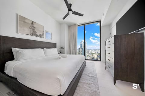 Bedroom: King size bed, plenty of sunlight