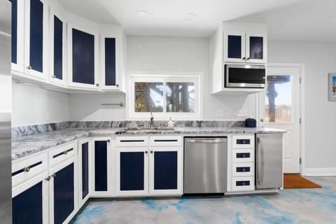 Wet Bar/ 2nd Kitchen