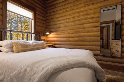  Indulge in resort-quality linens, a crisp seersucker comforter, and a cozy waffle blanket, creating the perfect blend of elegance and comfort for a restful night.