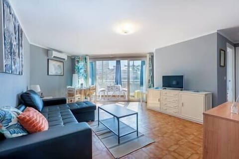 Spacious living room with corner sofa, TV and access to the balcony (1)