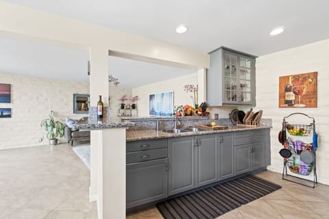 Full Kitchen