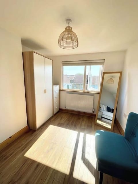 Bedroom with double bed (2)