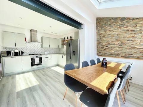 Spacious kitchen and dining area (3)