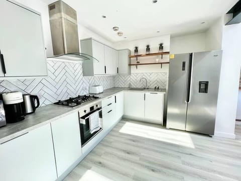 Fully Equipped Kitchen (1)