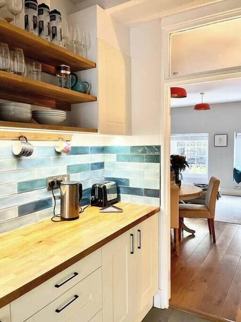 Fully Equipped Kitchen (3)