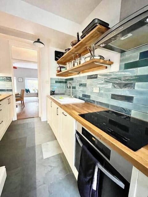 Fully Equipped Kitchen (2)