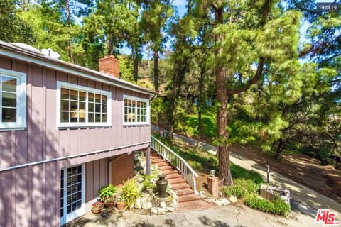 HOLLYWOOD HILLS SPA RETREAT+VIEWS+JACUZZI STYLE TUB+STEAM ROOM+GARDEN+DECK