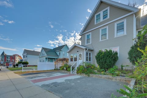 Medford Vacation Rental | 2BR | 2BA | 1,300 Sq Ft | 6 Steps Required