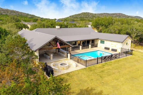 Stunning 6 Bedroom vacation home with pool & hot tub 5 minutes from Frio River! House in Concan