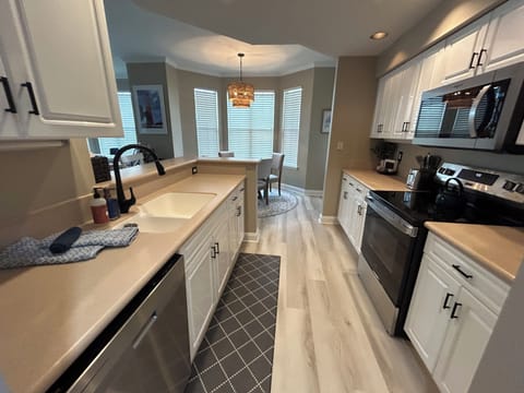 Full kitchen, new appliances including oven with air fryer & stocked essentials 