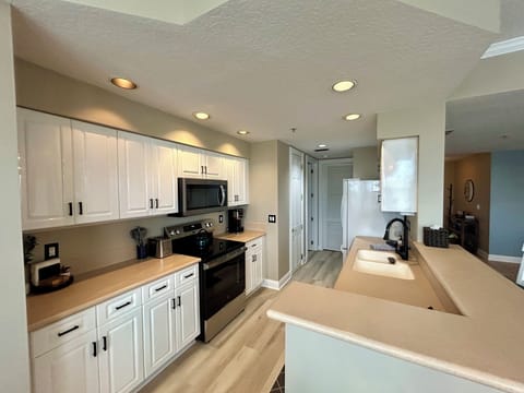 Full Kitchen, with large pantry, new Ninja coffeemaker with kpod or pot ability