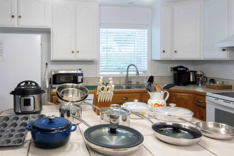 Well-furnished kitchen 1