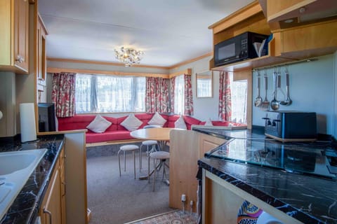 Hopkins Retreat - 3 Bedroom Caravan - Hot Tub (7514)