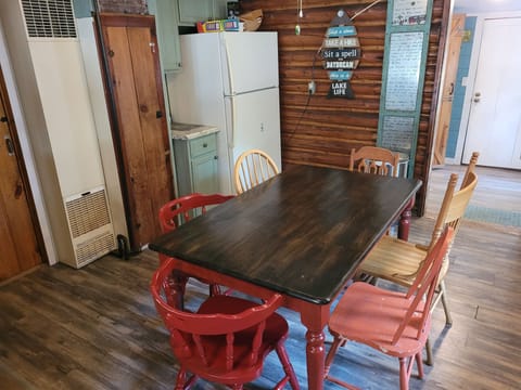 DINING AREA: There is a cute dining table with seating for 6 adults in the middle of the kitchen.