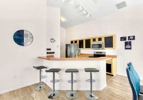 Breakfast bar, ideal for breakfasts or to provide extra seating to the dining space