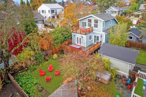Charming backyard retreat in the heart of the neighboorhood!