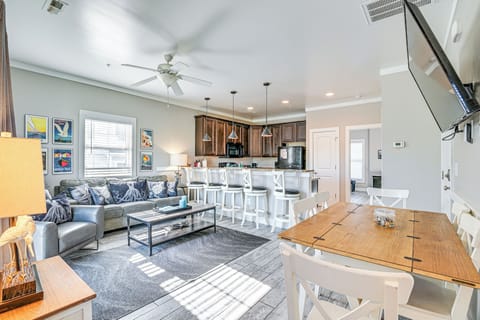 Dining Area | Dishware/Flatware Provided | 1st Floor