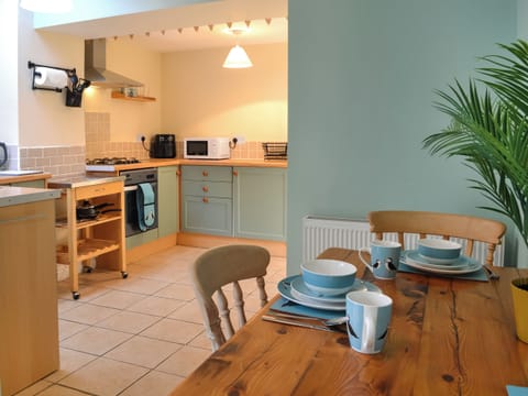 Kitchen/diner | Puffin&rsquo;s Nest - Longsmith Cottages, Flamborough