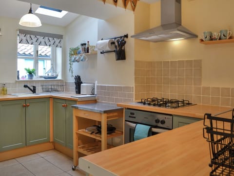 Kitchen | Puffin&rsquo;s Nest - Longsmith Cottages, Flamborough