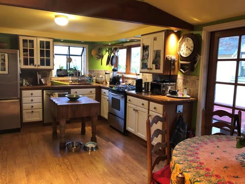 Fully equipped kitchen.