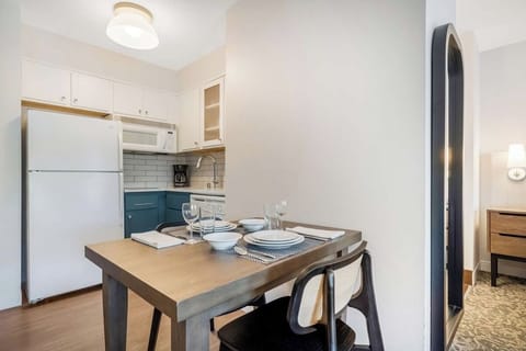 Kitchen & Dining Area