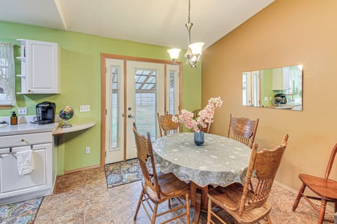 Dining Area | Dishware & Flatware Provided