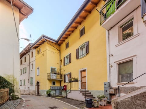 Wall, Building, Window, Residential Area, Facade, Neighbourhood, Architecture, House, Town, Home