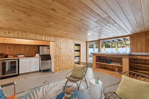 Hang poolside at the covered tiki bar and lounge. Commercial grade ice machine, mini fridge and sink. 