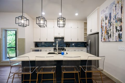 Huge prep island with additional seating for 4