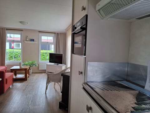 keuken met bakoven, vaatwasser en koelkast met vriesvak