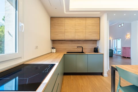 The kicthen can be ventilated with the window or areation system 