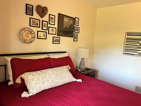 Bedroom 3, queen bed